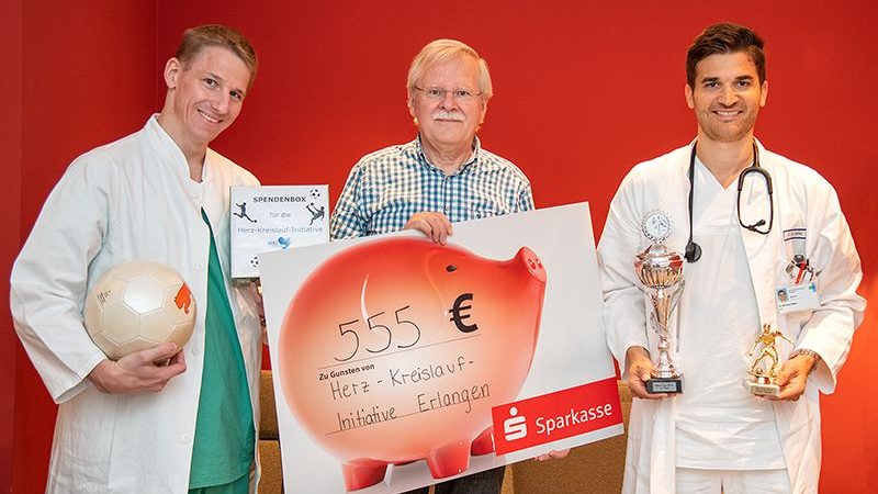 Dr. Lars Anneken, Oberarzt am Uni-Klinikum Erlangen, HKI-Vorsitzender Werner Russow und Dr. Markus Göller HKI-Verbindungsarzt vom Universitätsklinikum Erlangen bei der Scheckübergabe (Foto: Melanie Schmitz/Uni-Klinikum Erlangen)