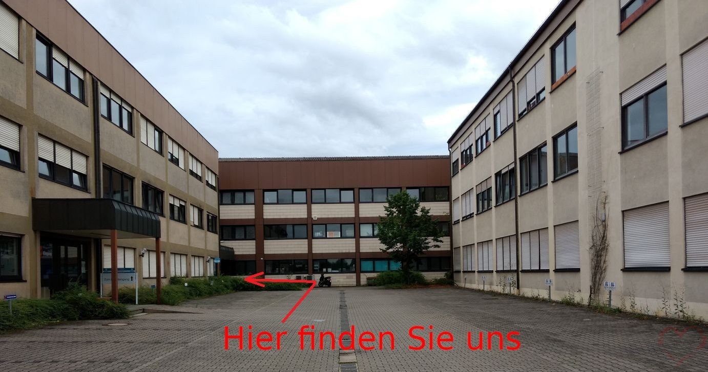 Hof der Geschäftsstelle der HKI Erlangen (Foto: Werner Russow/HKI Erlangen).