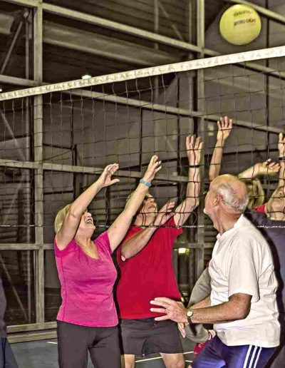 Fünf Personen spielen Volleyball (Foto: Barbara Warner/HKI Erlangen).